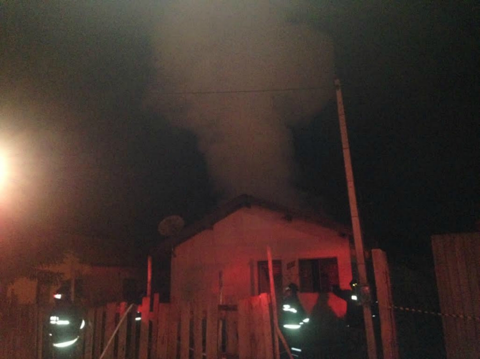 Incêndio destrói casa onde homem foi morto e arrastado em cama box