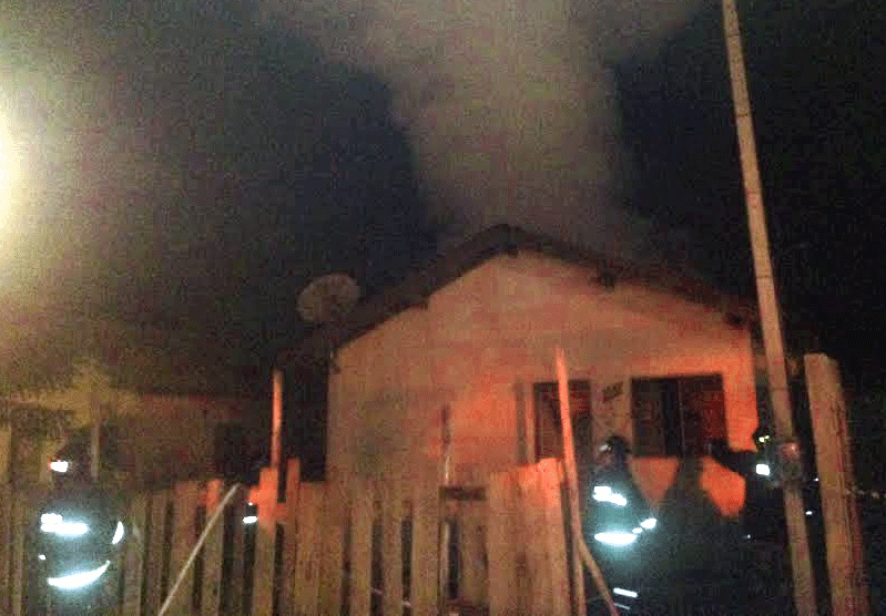 Incêndio destrói casa onde homem foi morto e arrastado em cama box