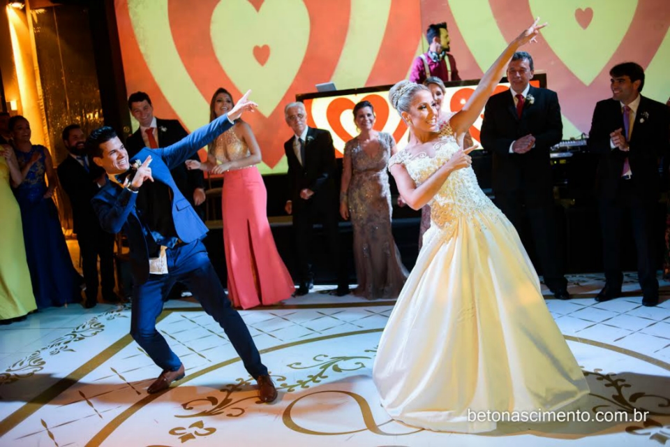 Dança dos noivos é a nova moda nos casamentos