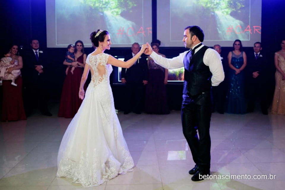 Dança dos noivos é a nova moda nos casamentos