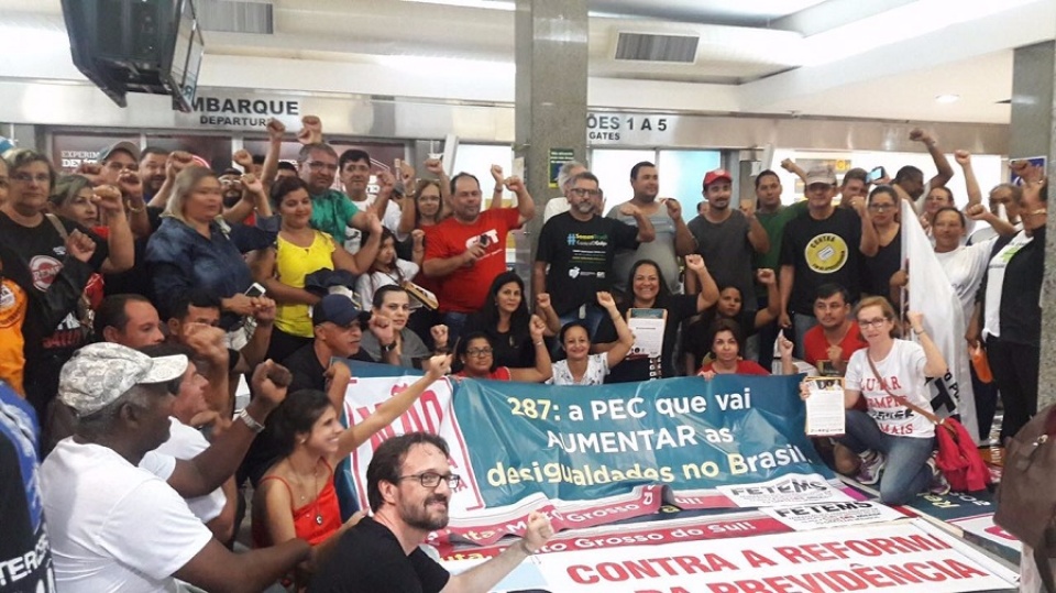 Grupo acampa no aeroporto da Capital contra reforma da Previdência