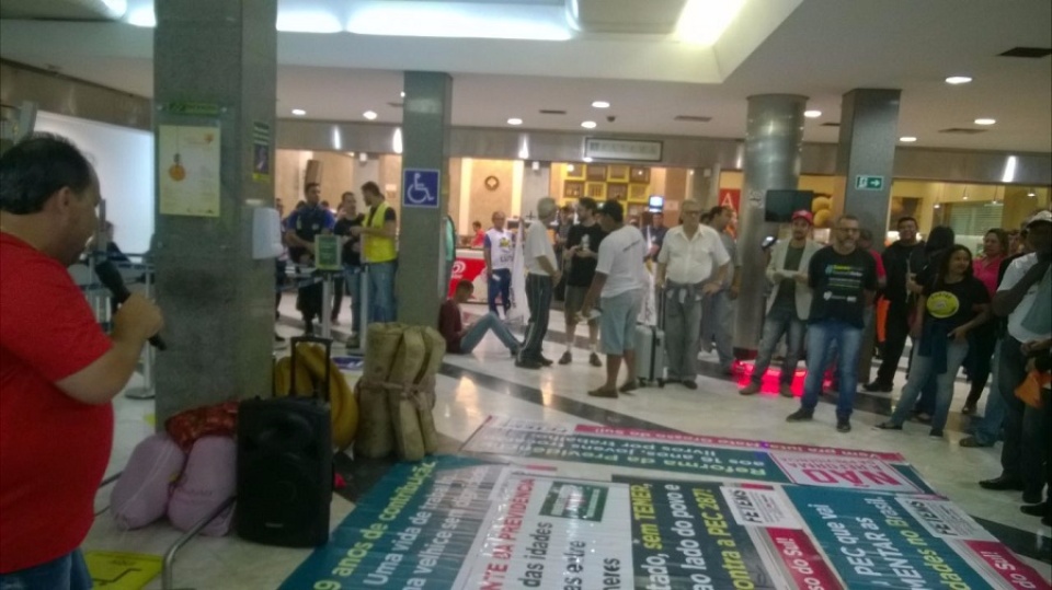 Grupo acampa no aeroporto da Capital contra reforma da Previdência
