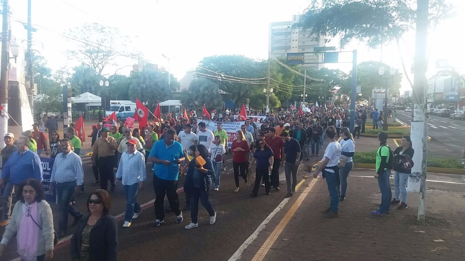 Manifestantes ocupam a principal avenida de Dourados