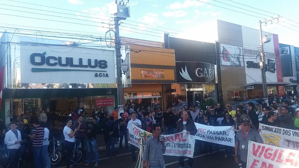 Manifestantes ocupam a principal avenida de Dourados