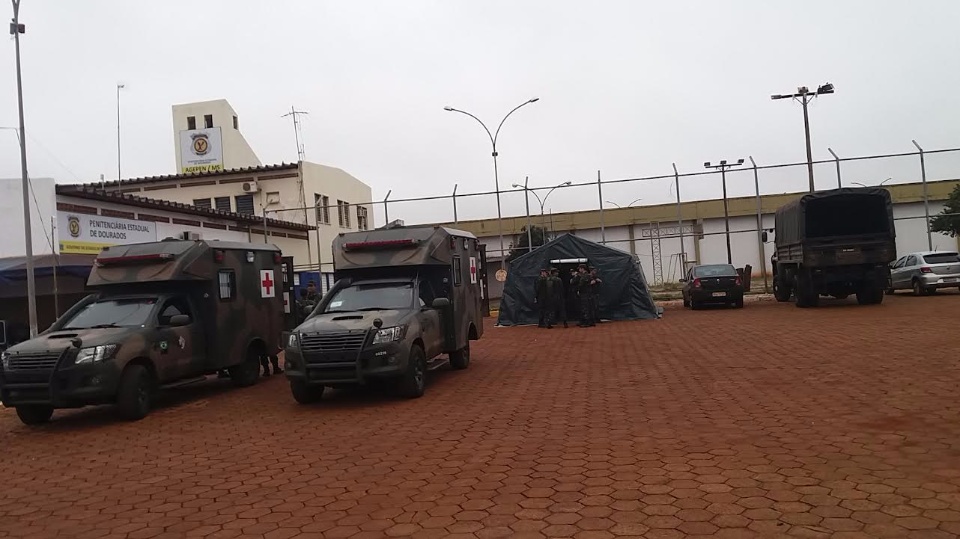 Forças armadas vasculham penitenciária de Dourados contra o crime organizado