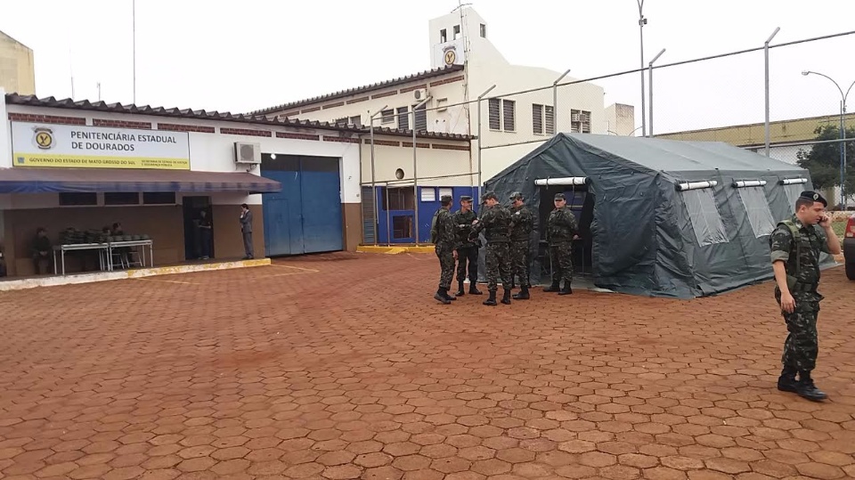 Forças armadas vasculham penitenciária de Dourados contra o crime organizado