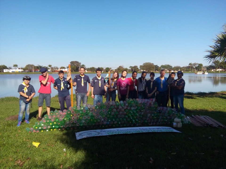 Jovens criam jangadas com mais de 600 garrafas pet