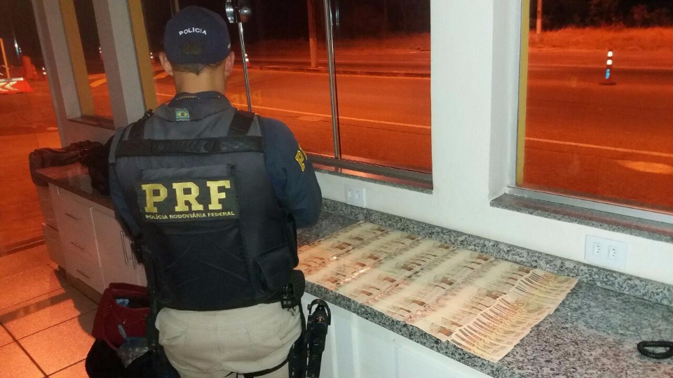 PRF apreende mais de R$ 17 mil em notas falsas e prende condutor
