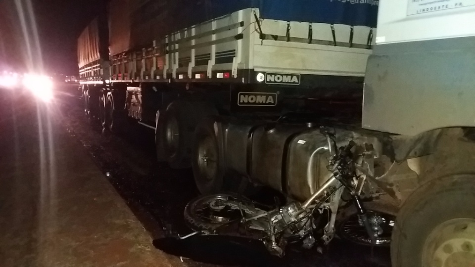 Motociclista morre em colisão com carreta em Dourados