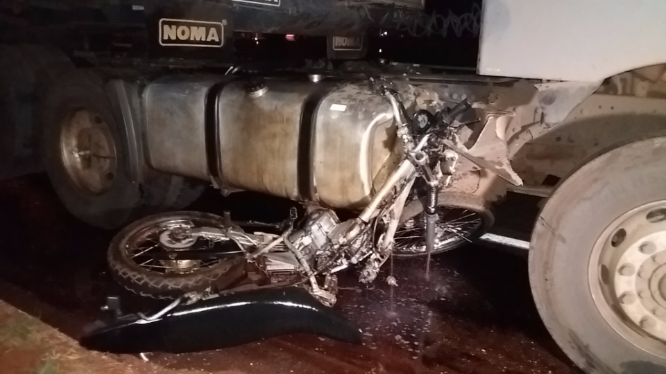 Motociclista morre em colisão com carreta em Dourados
