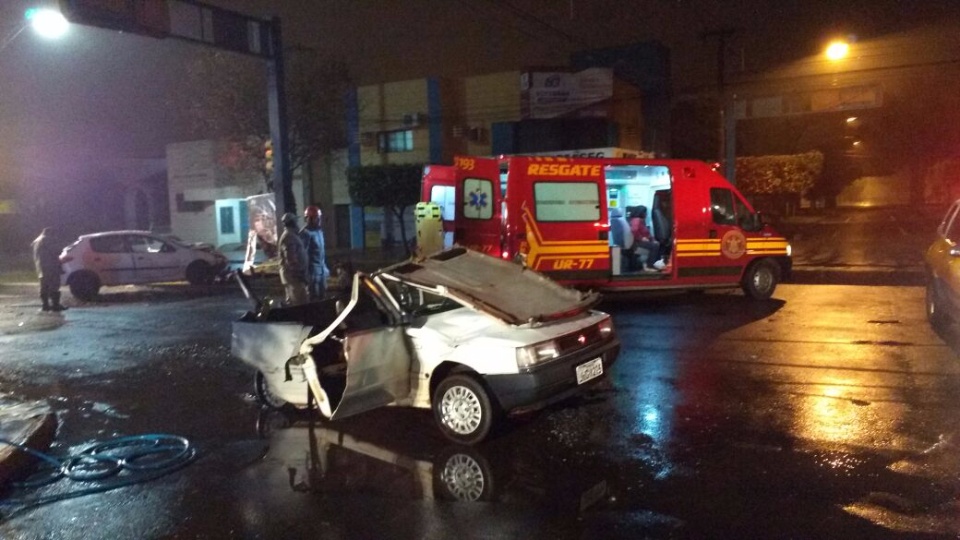 Colisão entre carros com 8 pessoas em semáforo deixa 3 feridos com gravidade