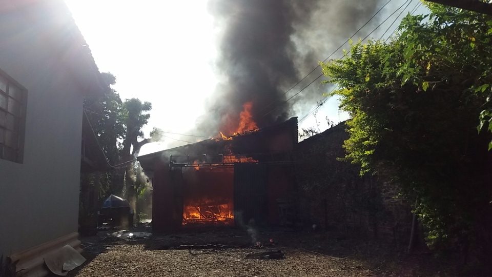 Incêndio destrói oficina nos fundos de loja perto de hospital de Dourados