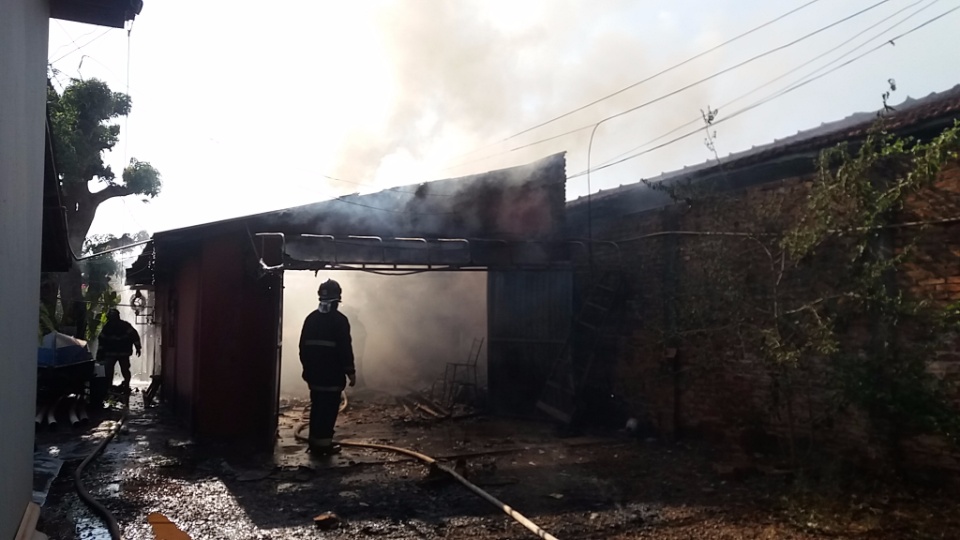 Incêndio destrói oficina nos fundos de loja perto de hospital de Dourados
