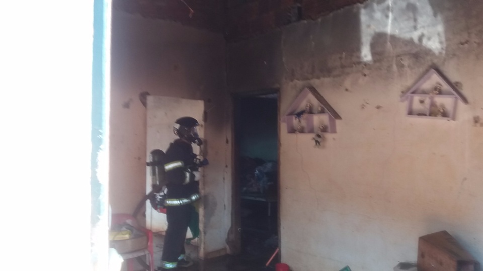 Bombeiros apagam incêndio; proprietária da casa suspeita que foi criminoso