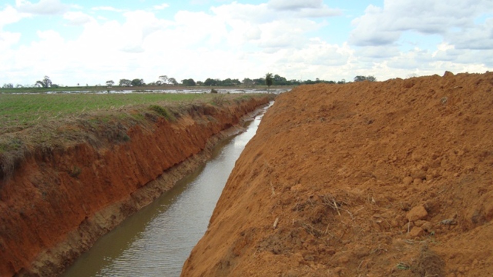 PMA autua proprietário rural em R$ 15 mil por drenar lagoa natural