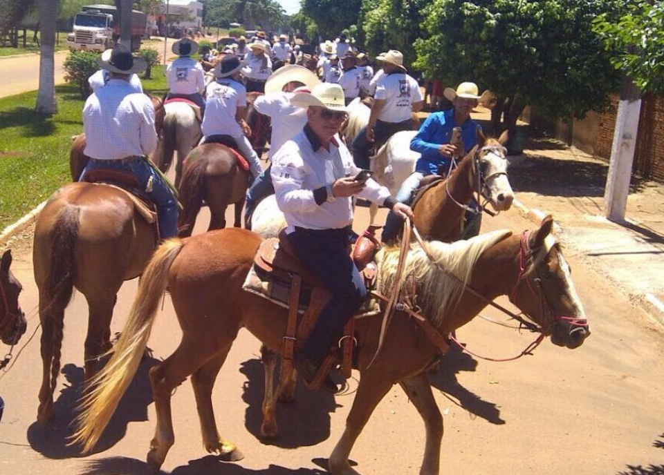 Cavaleiros e amazonas desfilam no aniversário de Batayporã