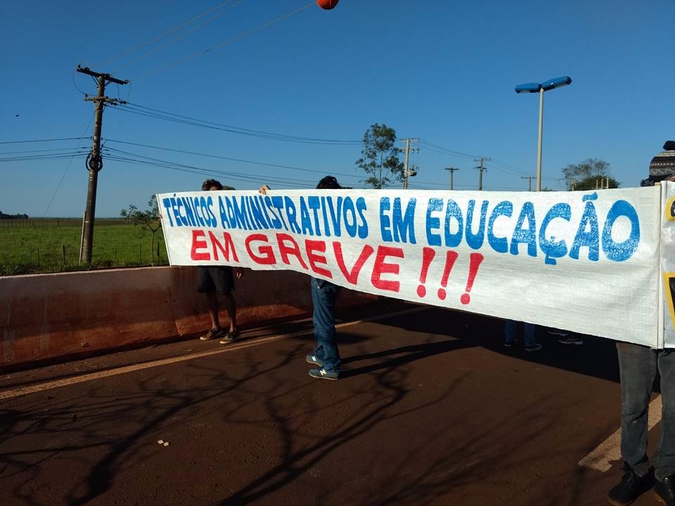 Manifestantes fecham rodovia Guaicurus de acesso ao campus e aeroporto