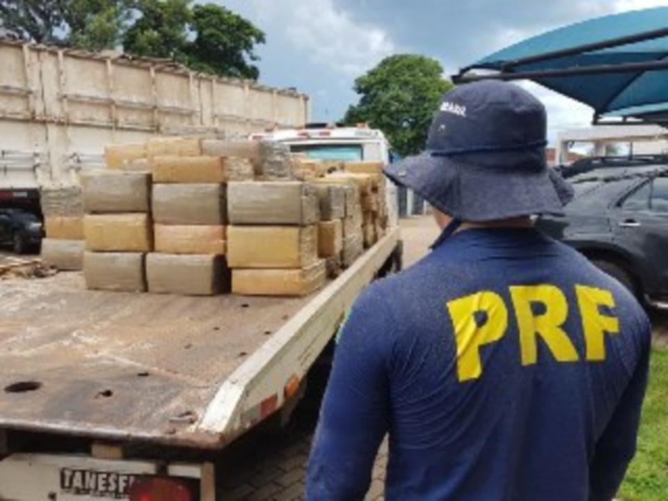Motorista é preso com 7,2 toneladas de maconha na fronteira de MS com o Paraná