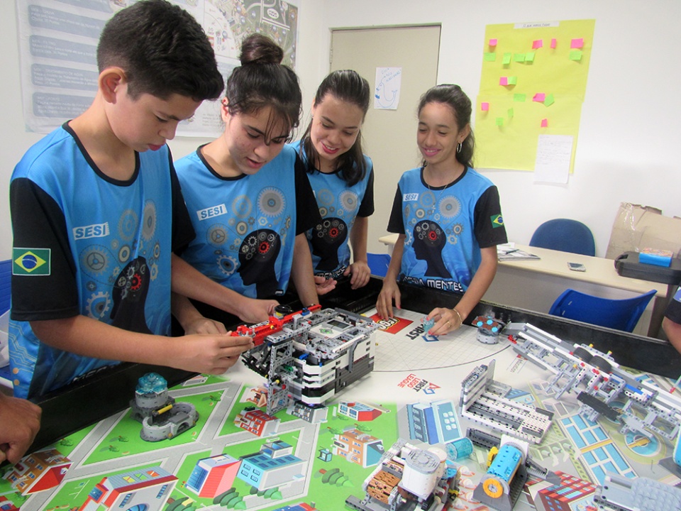 De olho em torneio de robótica, estudantes de Dourados criam robô 'gigante'