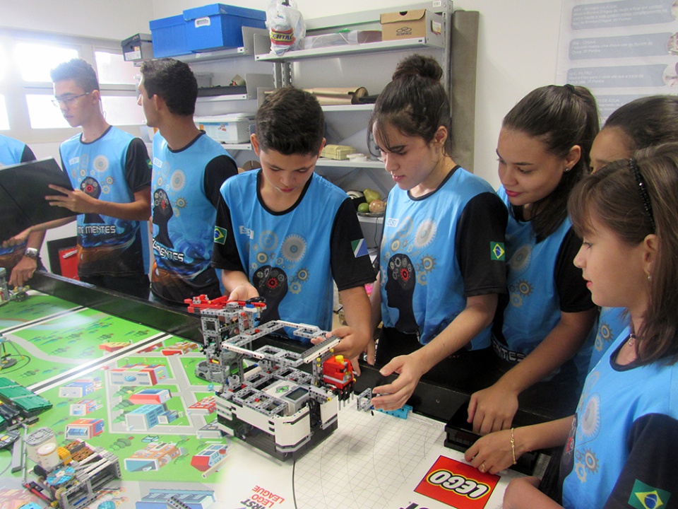 De olho em torneio de robótica, estudantes de Dourados criam robô 'gigante'