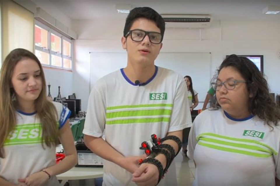 Estudantes inventores de MS levam bengala eletrônica para feira nacional
