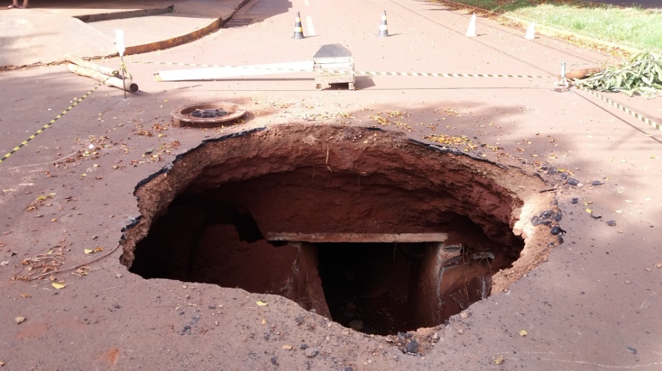 Moradores do Estrela Tovy alertam para buraco aberto em rua movimentada