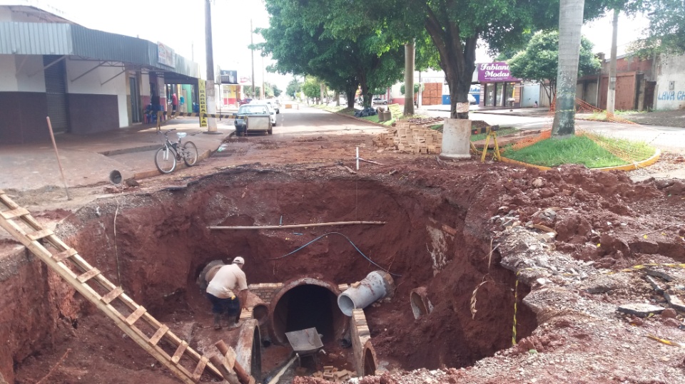 Moradores do Estrela Tovy alertam para buraco aberto em rua movimentada