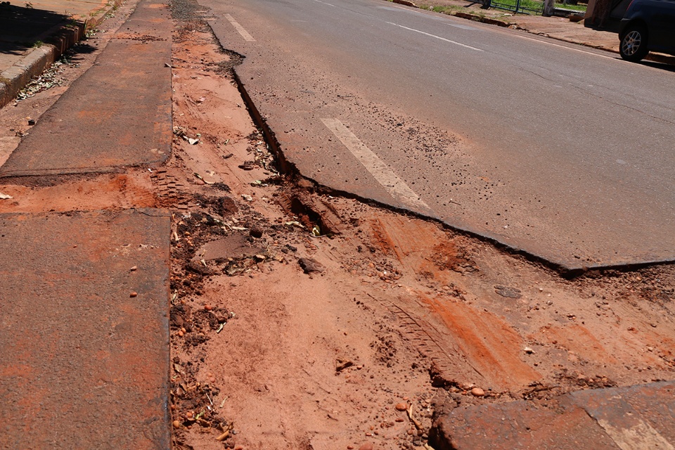 Prefeitura de Nova Andradina notifica Sanesul para consertar asfalto