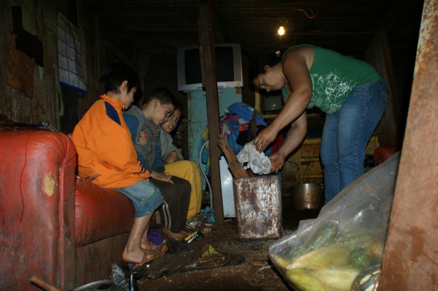 Crianças passam fome e frio em favela de Dourados