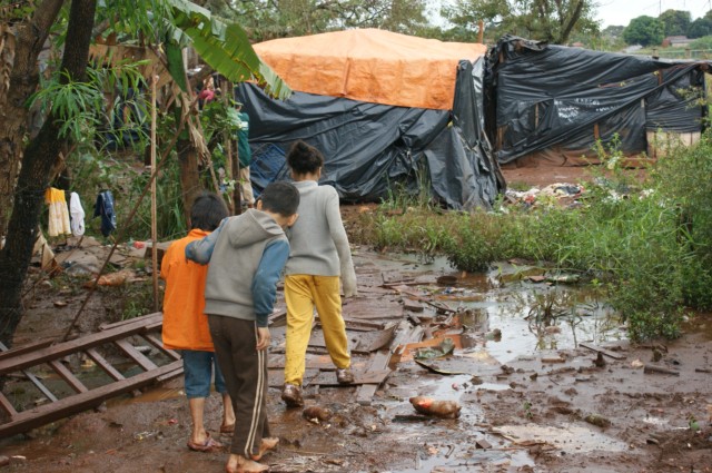 Crianças passam fome e frio em favela de Dourados