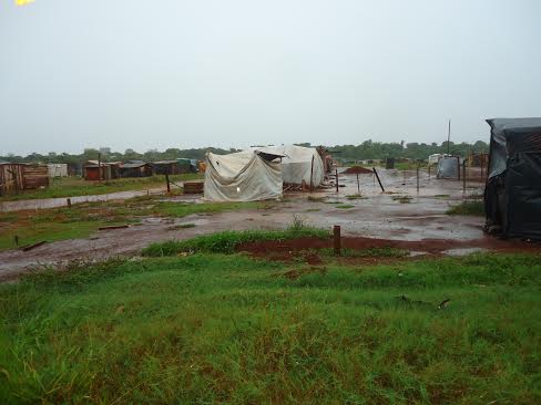 Chuva alaga área invadida por sem tetos no Jardim Climax