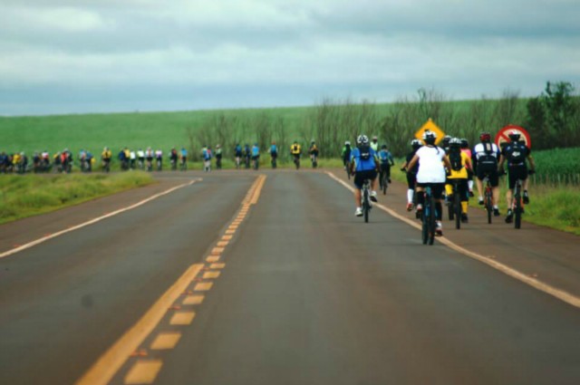 Bikers percorrem 25 km de trilhas em Dourados; veja as fotos