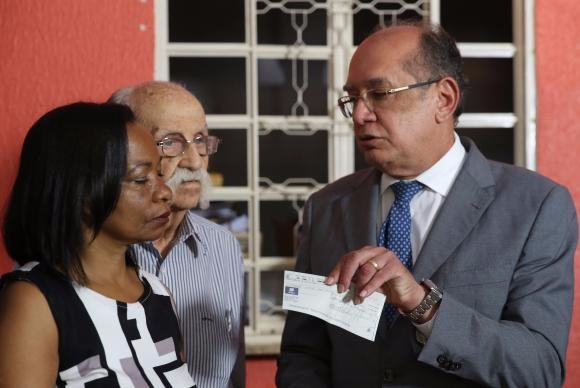 Gilmar Mendes doação à representante da Casa da Mãe Preta, Rosemey Peter FerreiraJosé Cruz/Agência Brasil