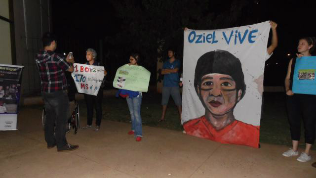 Protesto em frente ao Marco, na segunda-feira em Campo Grande (Foto: Coletivo Terra Vermelha)