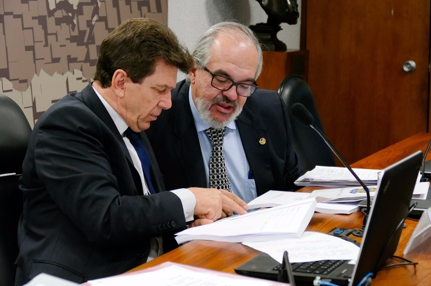 O autor do projeto, senador Roberto Muniz (D) ao lado do presidente da Comissão de Agricultura (CRA), senador Ivo CassolRoque de Sá/Agência Senado