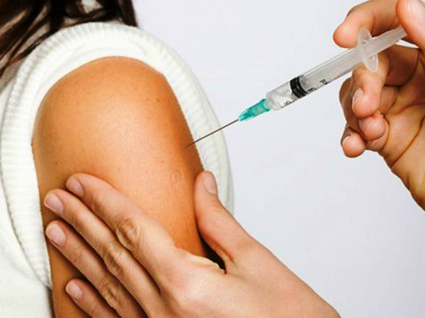 A vacina contra febre amarela obedece a critérios específicos para ser aplicada, mesmo sendo de rotina