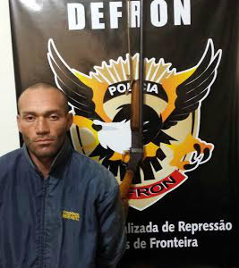 Acusado apresentado na Defron com a arma apreendida pelos policiais (Foto: Divulgação/Defron)