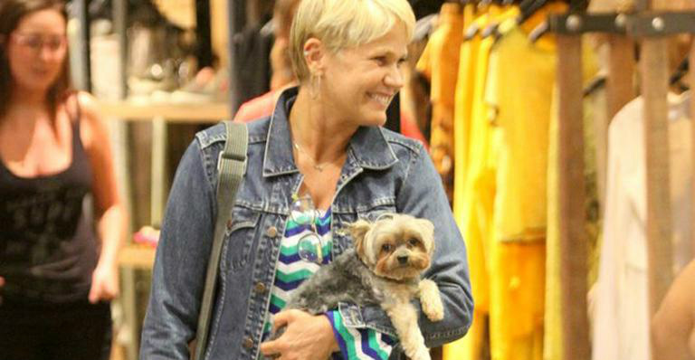 Xuxa faz compras com o cachorrinho Dudu (Marcos Ferreira / Foto Rio News)