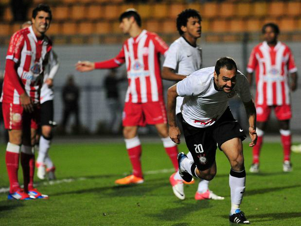 Com dois gols de Danilo, o Corinthians venceu o Náutico por 2 a 1, no Estádio do Pacaembu, e deixou a zona de rebaixamento do Campeonato Brasileiro. (Foto: Léo Pinheiro/Terra)