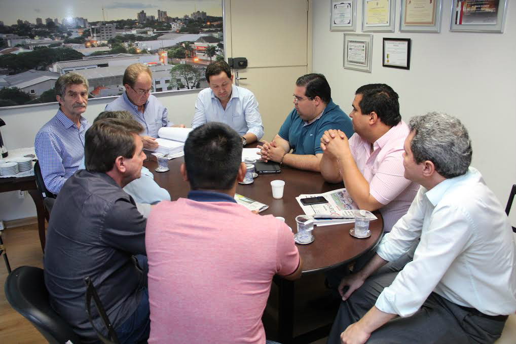 Foto: Thiago MoraisVereadores e secretários durante ato de entrega da proposta orçamentária para o exercício financeiro de 2015