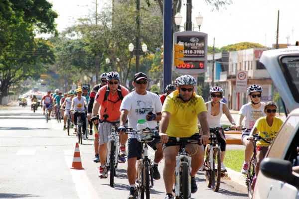 Chico LeiteLegenda: Nem o calor tirou o ânimo dos ciclistas de Dourados