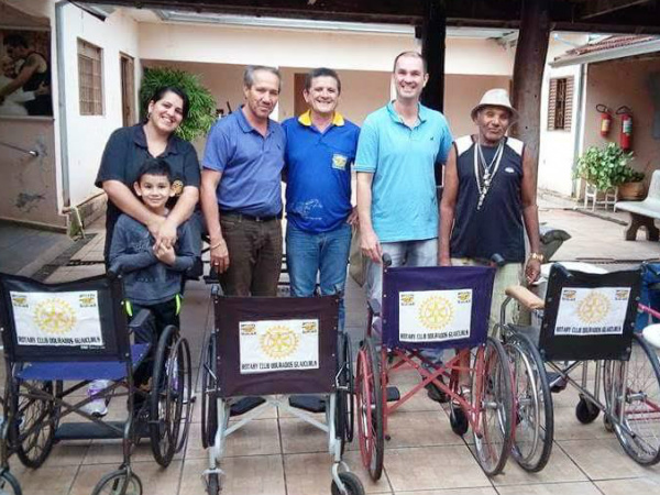 Legenda: Rotary Clube Dourados Guaicurus faz entrega de cadeiras de rodas no Lar do IdosoFoto: Divulgação