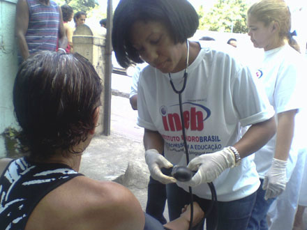 Idosa tem pressão medida na rua: projeto amplia acesso das pessoas ao serviço Foto: INEB