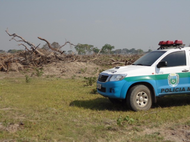 Policiais  autuaram ontem  à tarde, um fazendeiro por desmatamento ilegal
