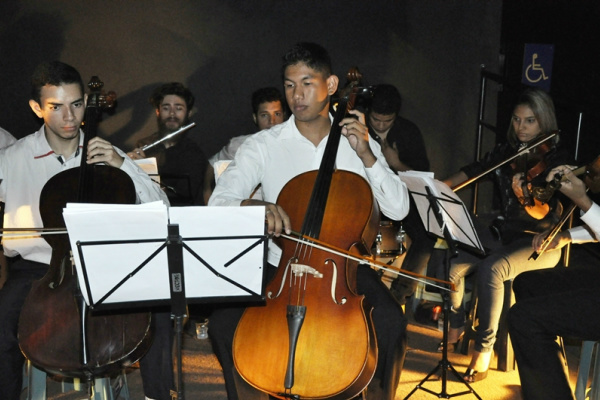 Orquestra Filarmônica Jovem do Pantanal acompanhou exibição do clássico filme “Alma do Brasil” no Festival de Cinema de Ivinhema. (Foto: Divulgação)