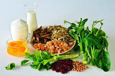Além de vegetais, o cálcio também está presente em alimentos lácteos, como leite, iogurte natural e queijos.Divulgação/ Blog da Saúde
