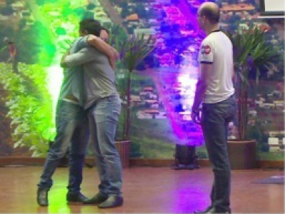 Casal se abraça ao ser surpreendido com a notícia do juiz durante evento em SidrolândiaFoto: TJ/MS