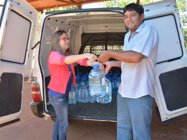 Jornalista Valéria Araújo entrega água doada pela população para liderança indígena que vai distribuir nas aldeiasfoto - Marcos Ribeiro