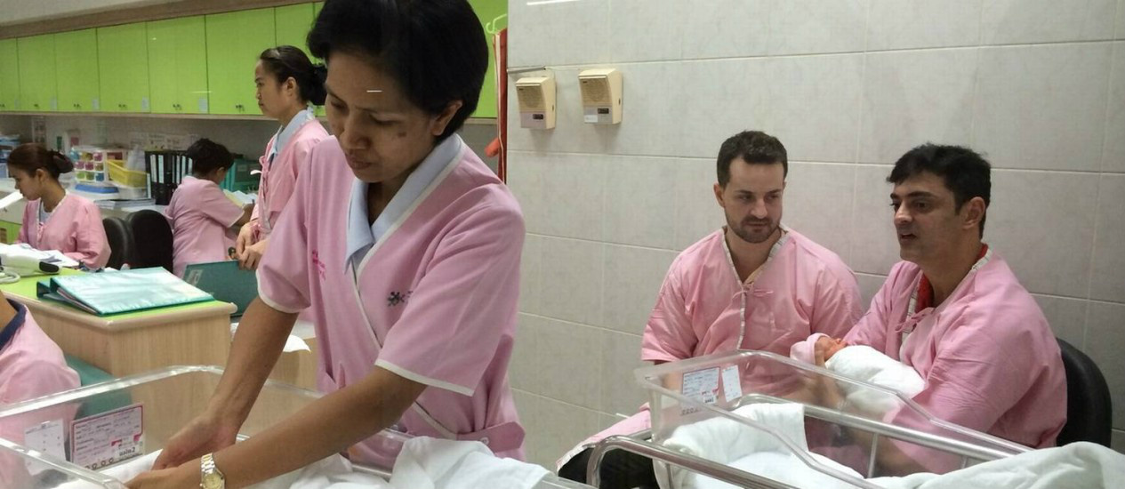 Janderson e Pedro na clínica da capital tailandesa onde nasceram, no último domingo, as gêmeas Luísa e Valentina (uma delas cuidada pela enfermeira, a outra, com eles): - Arquivo pessoal