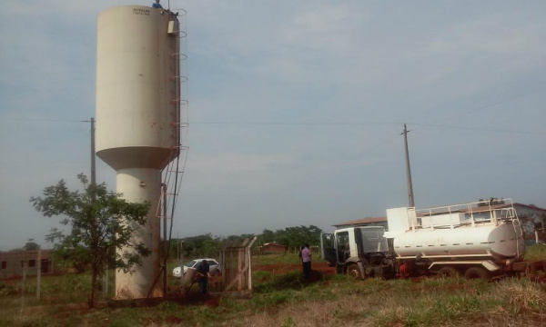 Hoje pela manhã caminhão pipa da prefeitura abasteceu cisterna na aldeia BororóFotos: Flávio Verão